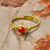 une bague fine dorée avec une pierre naturelle orange la cornaline associée au chakra sacré