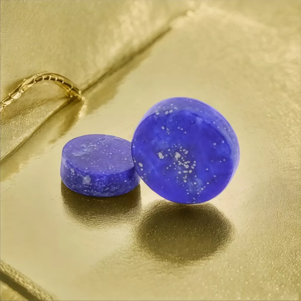 Deux pierres de lapis-lazuli pour le chakra du troisième œil, placées sur un fond doré.